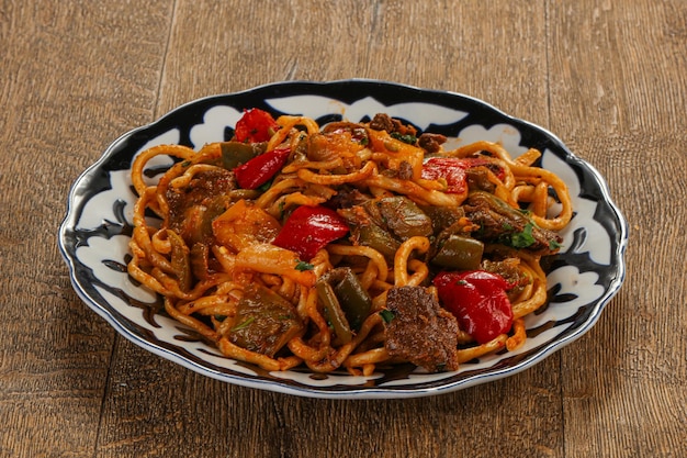 Tagliatelle fatte in casa lagman uzbeka con carne e verdure