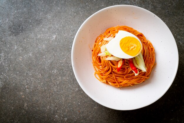 Tagliatelle fredde coreane con l'uovo