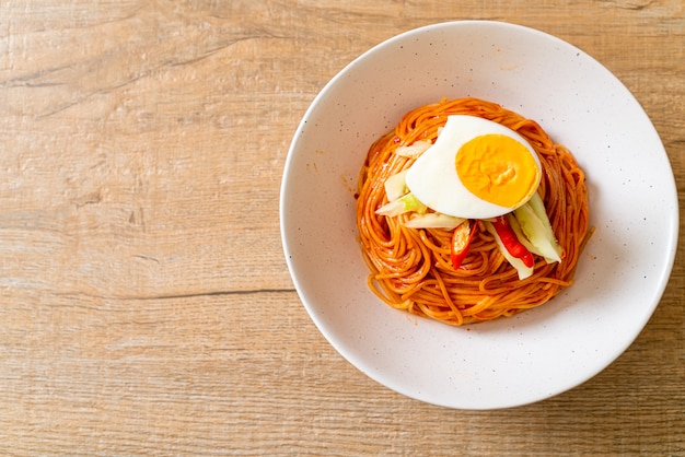 Tagliatelle fredde coreane con uovo