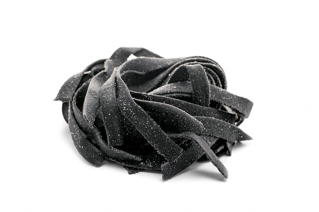 Tagliatelle fresche nere al nero di seppia su fondo bianco
