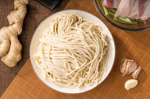 Tagliatelle fresche su uno sfondo semplice