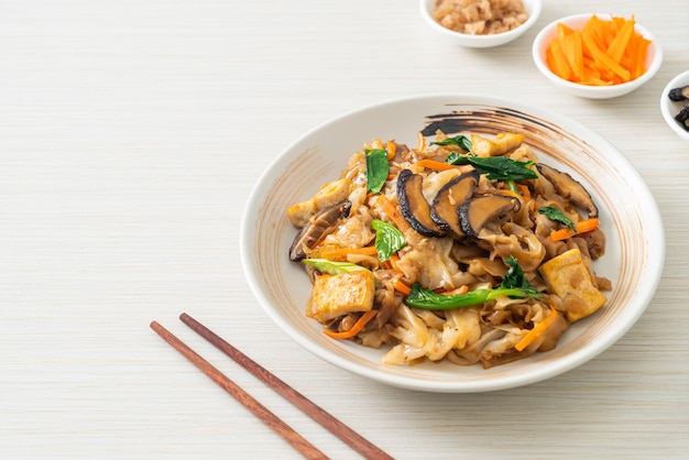 tagliatelle fritte con tofu e verdure