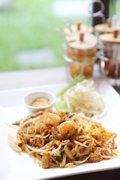 Tagliatelle fritte padthai con gamberi