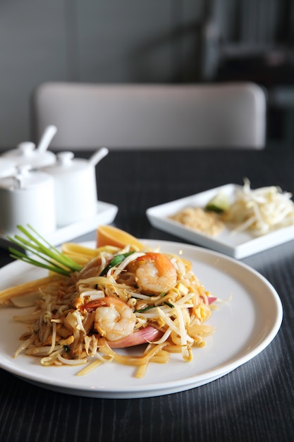 Tagliatelle fritte padthai con gamberi