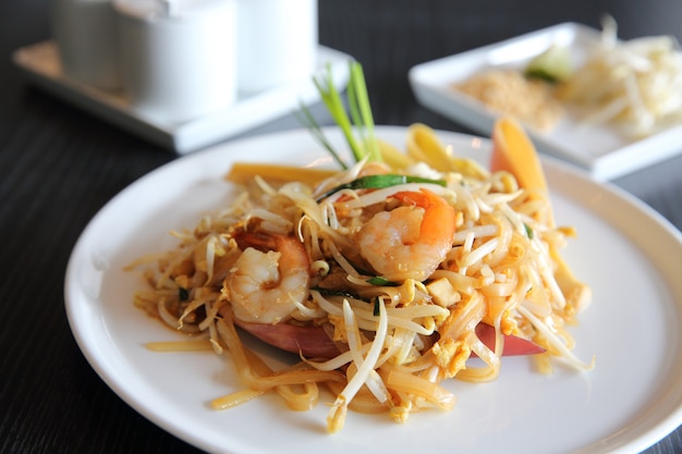 Tagliatelle fritte padthai con gamberi