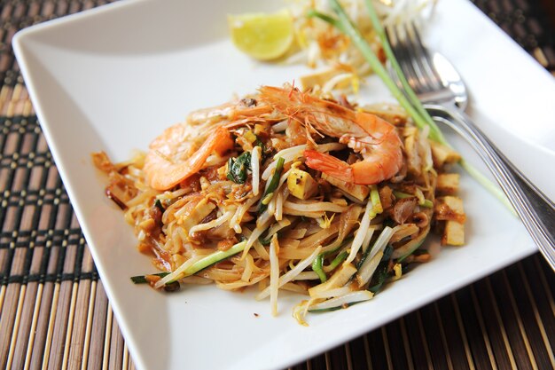 Tagliatelle fritte padthai con gamberi