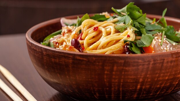 Tagliatelle giapponesi con pollo e verdure