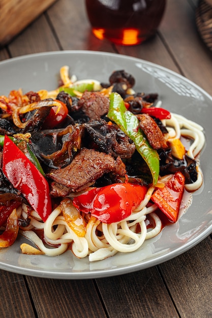 Tagliatelle guiru lagman uiguri con funghi orecchie