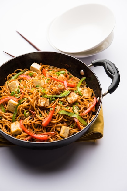 Tagliatelle hakka Schezwan con paneer o ricotta. Servito in una ciotola. messa a fuoco selettiva