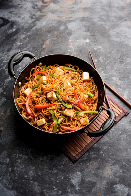 Tagliatelle hakka Schezwan con paneer o ricotta. Servito in una ciotola. messa a fuoco selettiva