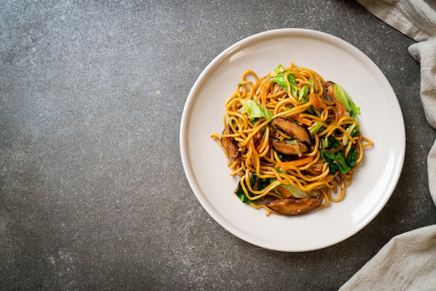 Tagliatelle in padella con verdure in stile asiatico