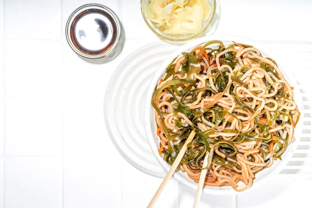 Tagliatelle in stile asiatico con alghe