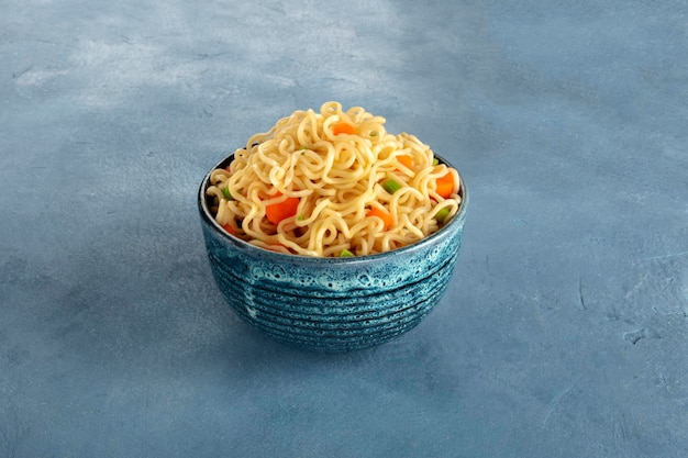 tagliatelle istantanee con carota e cipolle una ciotola di soba di verdure su uno sfondo di ardesia con un posto per il testo