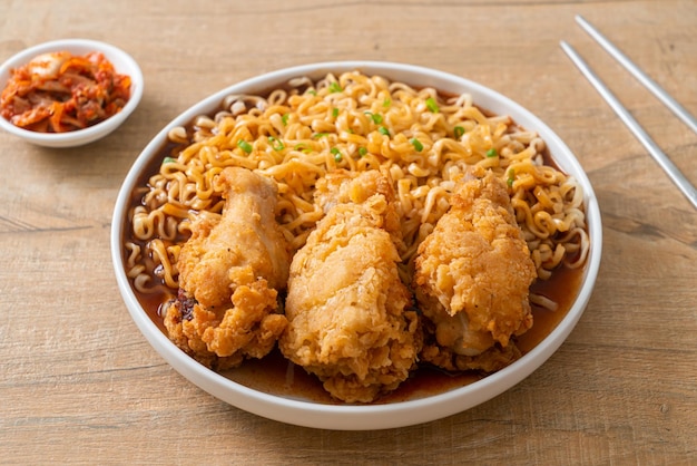 Tagliatelle istantanee coreane con pollo fritto o ramyeon di pollo fritto - Stile alimentare coreano