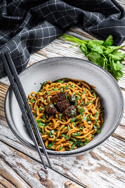 Tagliatelle istantanee cotte con carne di soia in una ciotola. .