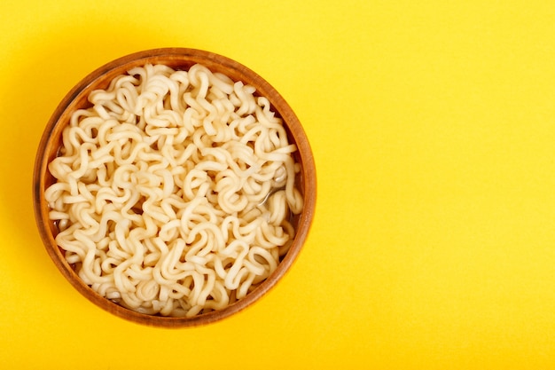 Tagliatelle istantanee in ciotola di legno