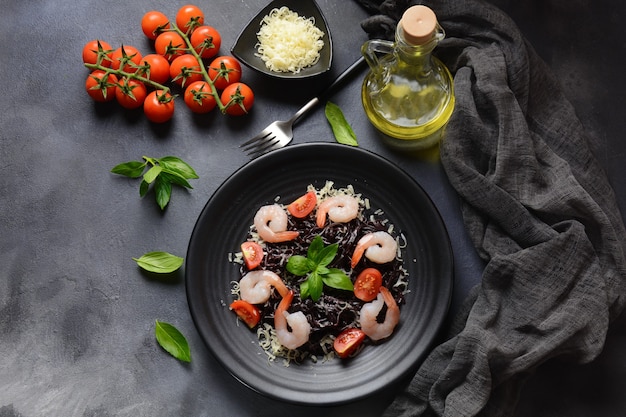 Tagliatelle nere organiche con gamberetti