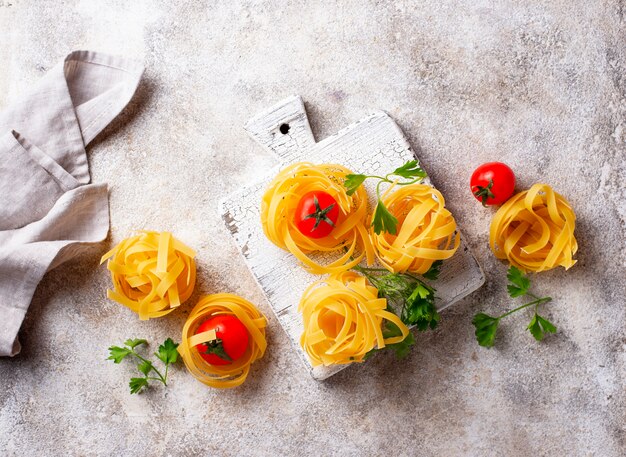 Tagliatelle o fettuccine di pasta cruda