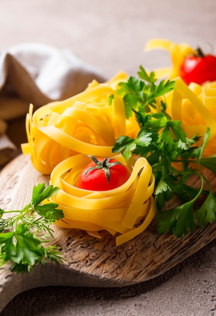 Tagliatelle o fettuccine di pasta cruda