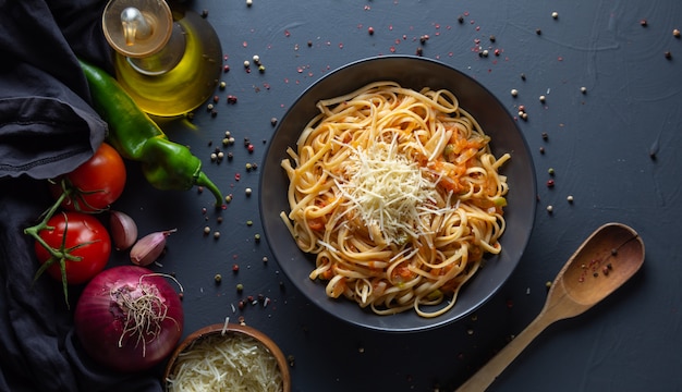 Tagliatelle, pasta con salsa di pomodoro fatta in casa