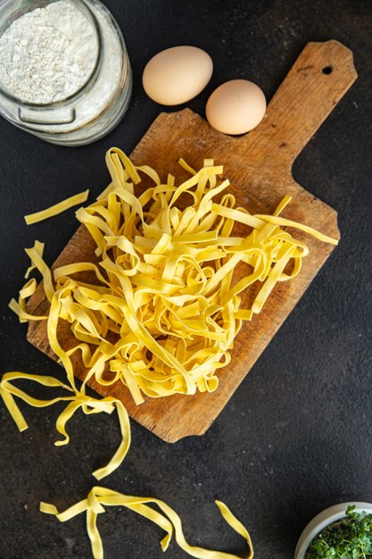 tagliatelle pasta cruda di grano duro porzione fresca pronta da mangiare spuntino sul tavolo spazio copia