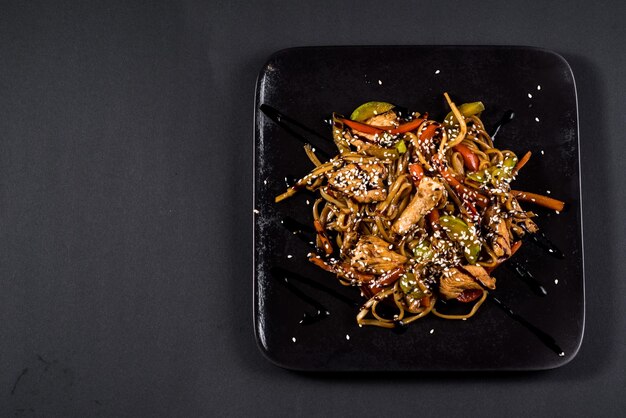 Tagliatelle piccanti con carne cibo tradizionale Aisan