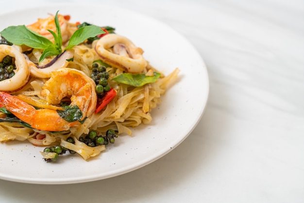 tagliatelle piccanti saltate in padella con frutti di mare (Pad Cha Talay) - Stile di cibo tailandese