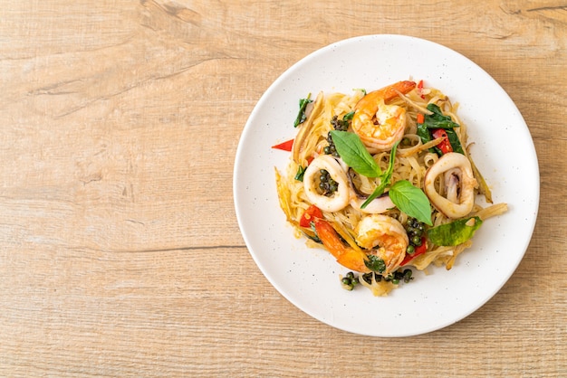 tagliatelle piccanti saltate in padella con frutti di mare (Pad Cha Talay) - Stile tailandese