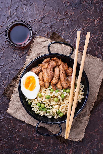 Tagliatelle ramen con carne, verdure e uova