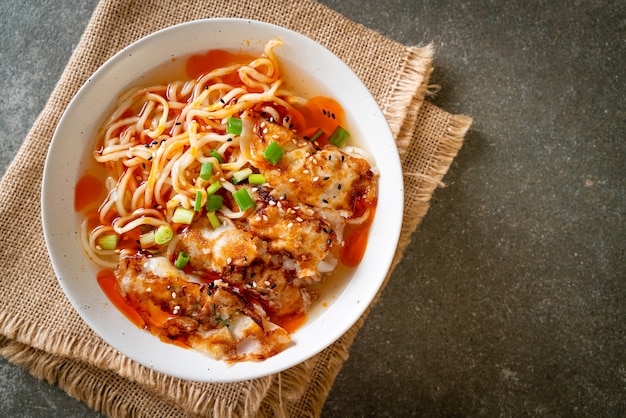 tagliatelle ramen con gyoza o gnocchi di maiale - stile di cibo asiatico