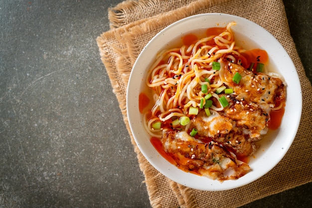 tagliatelle ramen con gyoza o gnocchi di maiale - stile di cibo asiatico