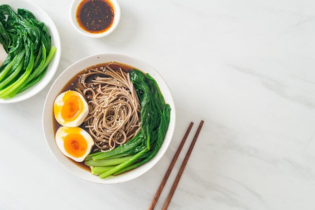 Tagliatelle ramen con uova e verdure stile vegano o vegetariano