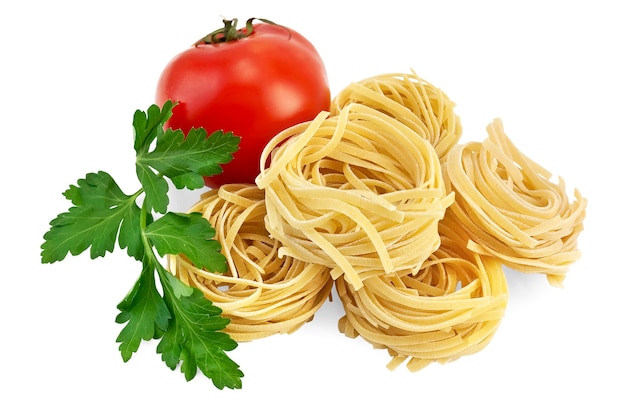 Tagliatelle ritorte grezze con pomodoro rosso e prezzemolo verde isolato su sfondo bianco