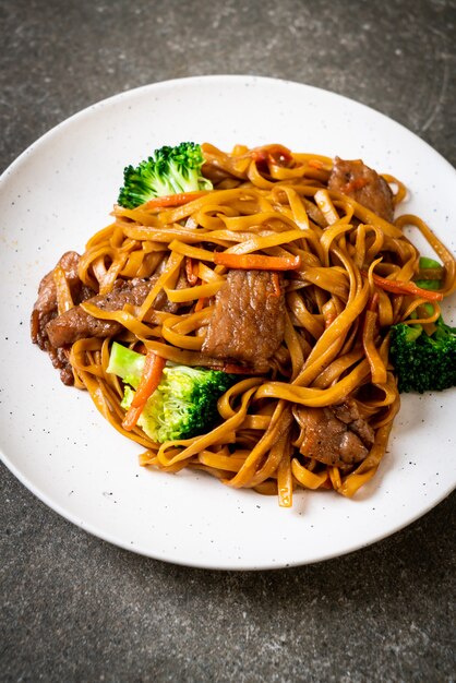 Tagliatelle saltate in padella con carne di maiale e verdure