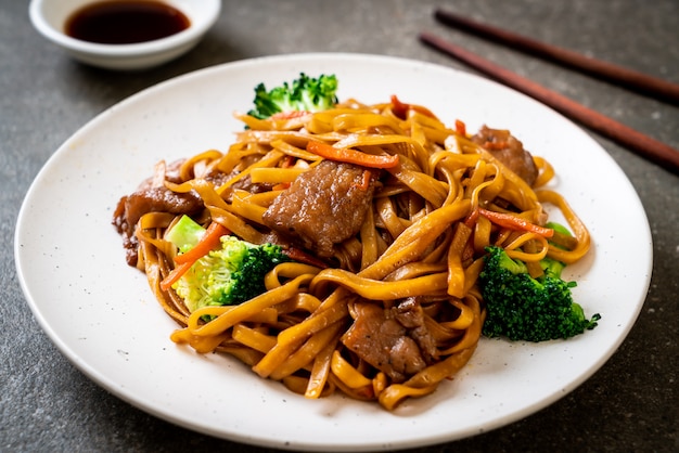 Tagliatelle saltate in padella con carne di maiale e verdure