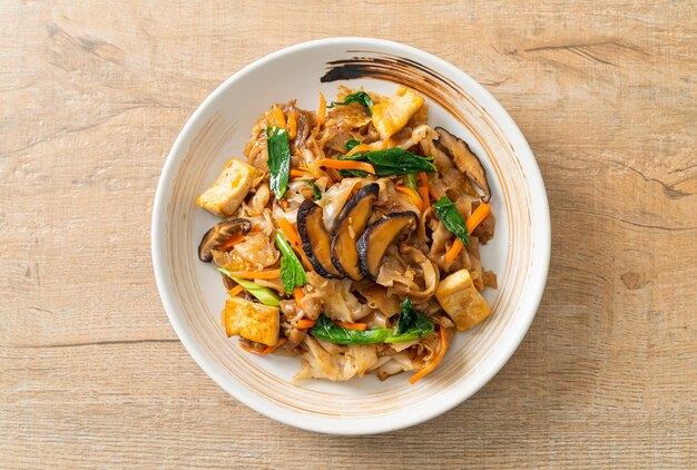 tagliatelle saltate in padella con tofu e verdure - stile alimentare vegano e vegetariano