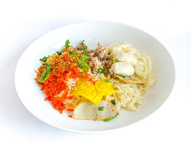 Tagliatelle secche Stile di cibo tailandese su sfondo bianco