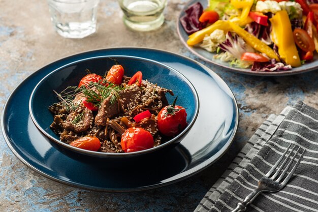 Tagliatelle Soba con carne di manzo, funghi, pomodorini e peperoni