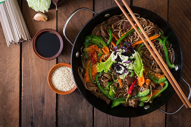 Tagliatelle Soba con manzo, carote, cipolle e peperoni dolci