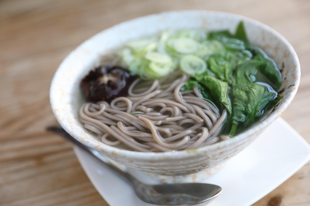 Tagliatelle Soba con zuppa su fondo di legno