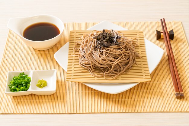 tagliatelle soba di grano saraceno freddo o zaru ramen