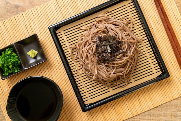 tagliatelle soba di grano saraceno freddo o zaru ramen