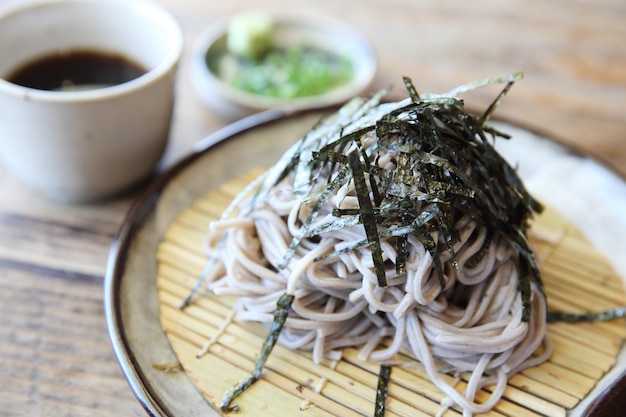 Tagliatelle Soba su fondo di legno, cibo giapponese