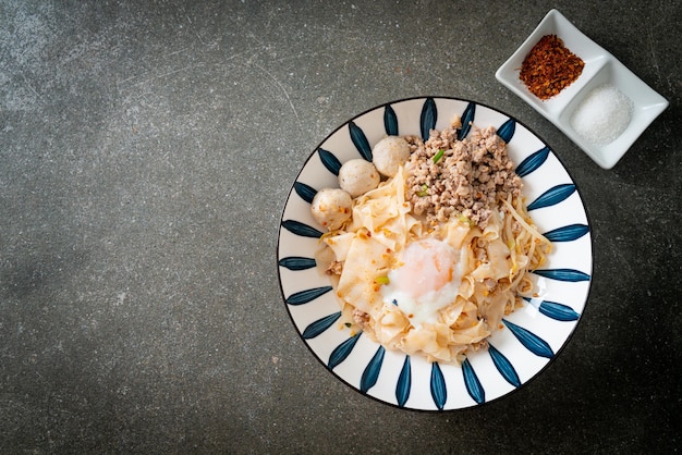 tagliatelle speziate essiccate con carne di maiale macinata, polpette e uova - stile asiatico