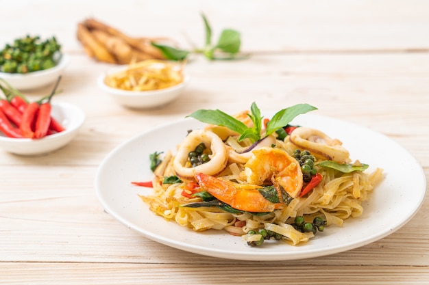 tagliatelle speziate saltate in padella con frutti di mare (Pad Cha Talay) - Stile tailandese