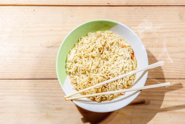 Tagliatelle sulla ciotola con la bacchette