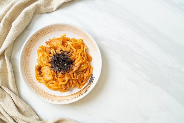 tagliatelle udon saltate in padella con kimchi e maiale - stile alimentare coreano