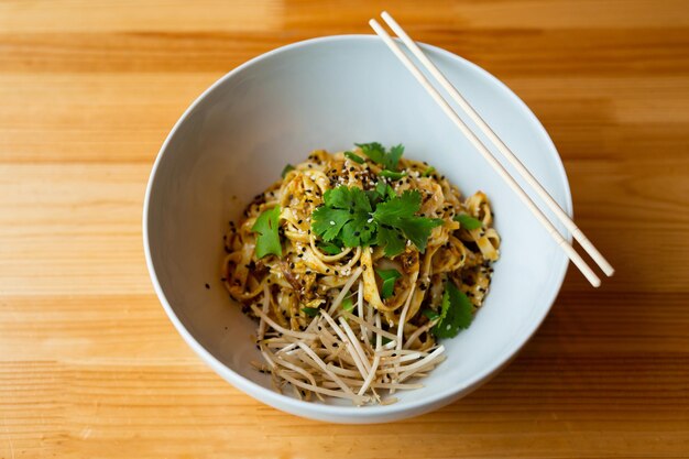 tagliatelle udon tradizionali in un piatto bianco