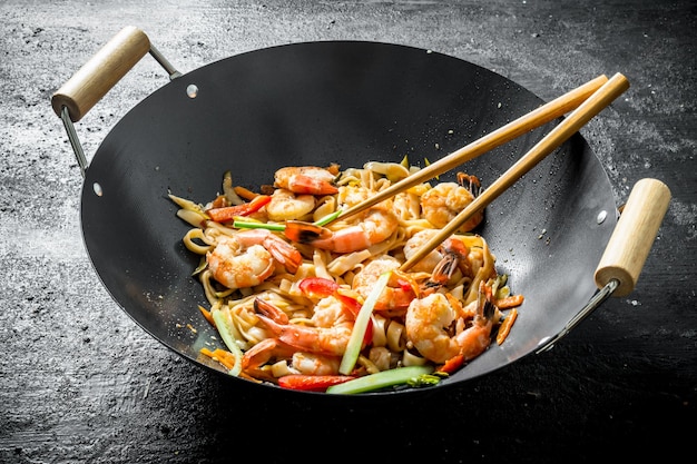 Tagliatelle Udon wok cinesi calde con salsa di gamberi e verdure