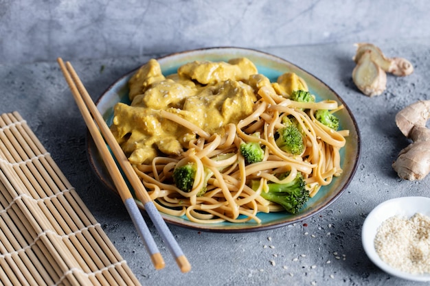 Tagliatelle vegane con pollo e verdure